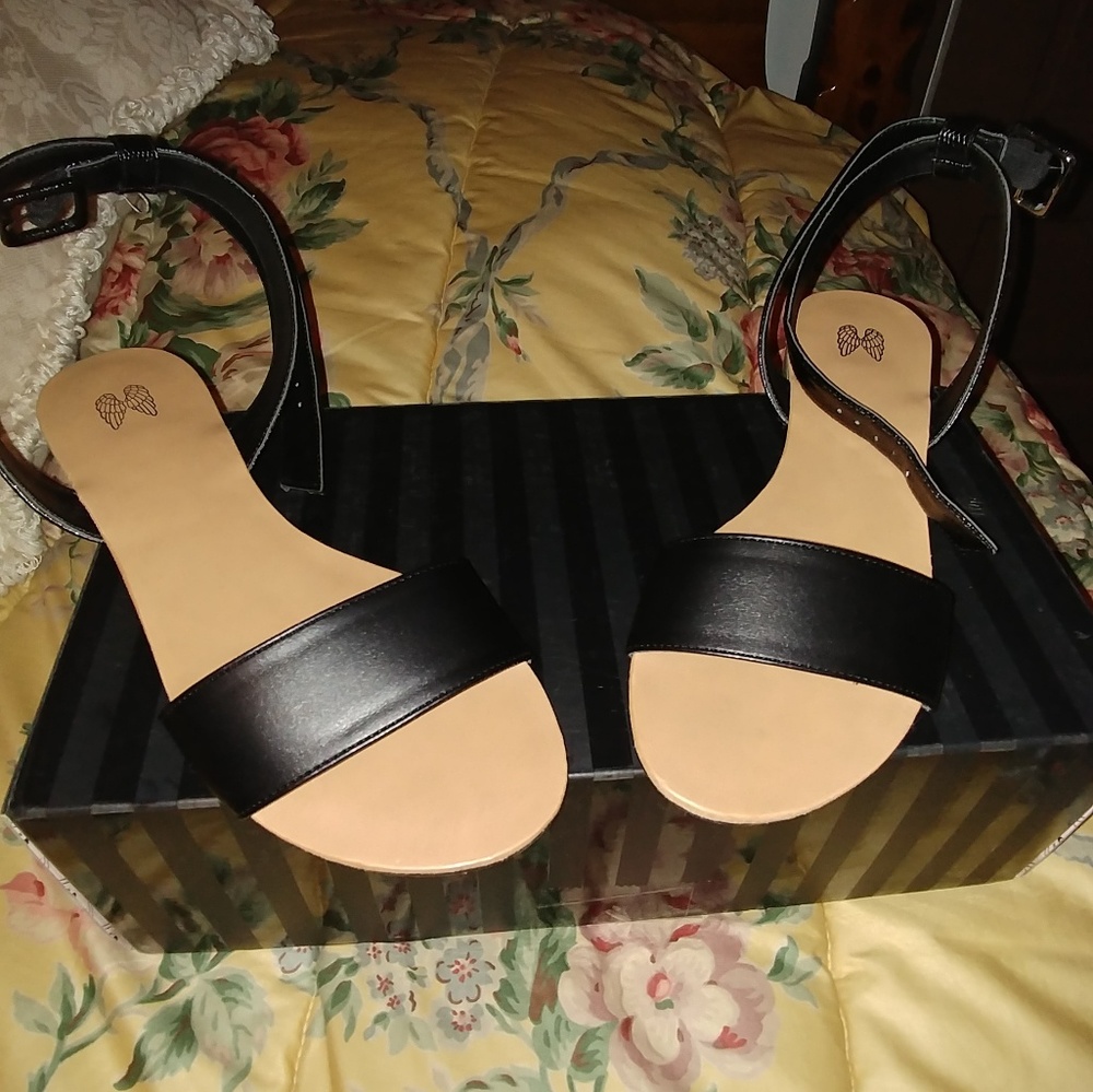 Black sandals with buckle